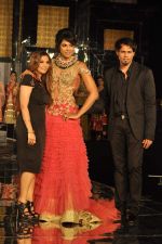 Sameera Reddy walk the ramp for Shane Falguni Show at Amby Valley India Bridal Week day 4 on 26th Sept 2011 (78).JPG